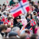 Thousands gathered to sing the birthday song to the King and Queen. Photo: Jon Olav Nesvold / NTB scanpix